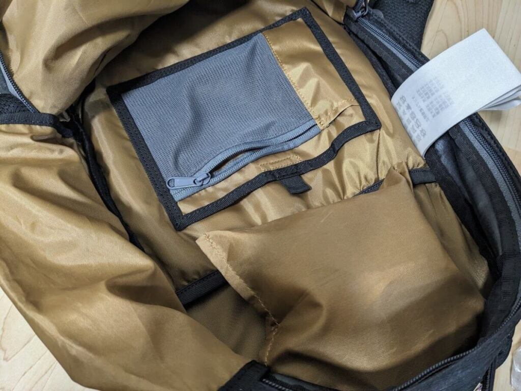 荷室の中の色
