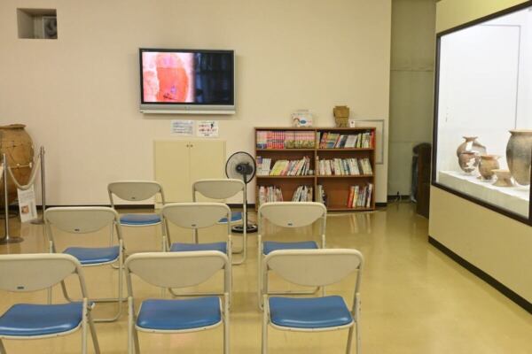 展示室のイスと本