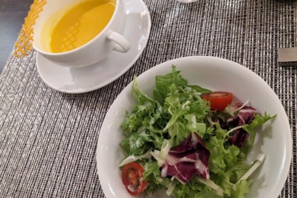 お子様ハンバーグディナーのスープとサラダ