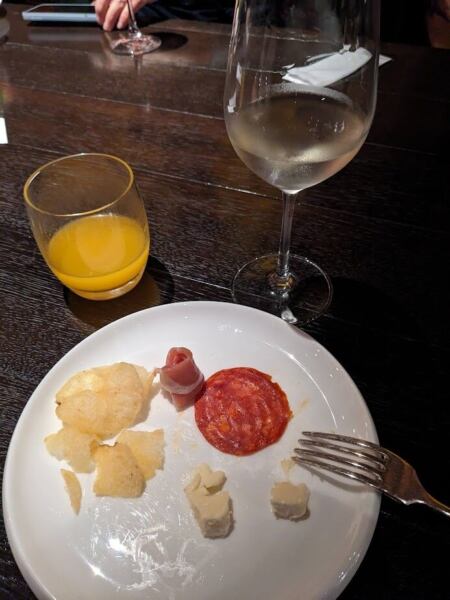 ラウンジのチーズやハム