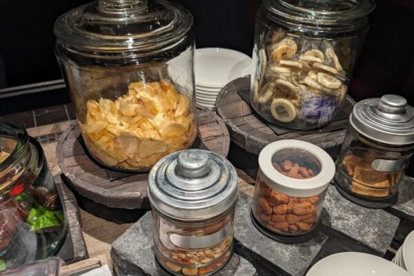 ラウンジのナッツやポテトチップス