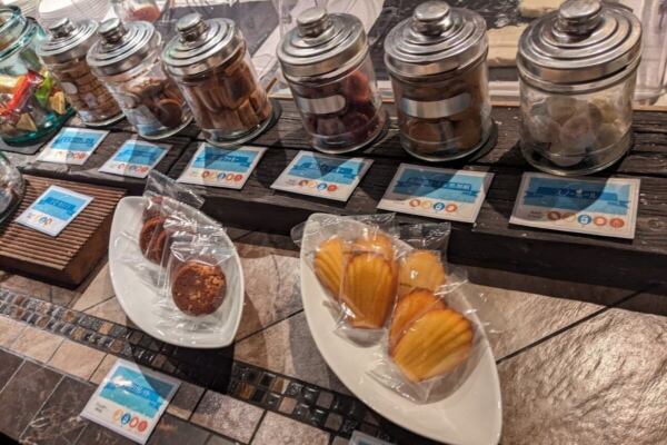 ラウンジのクッキーなど