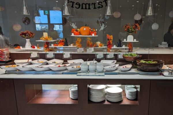 ビュッフェ台のサラダ