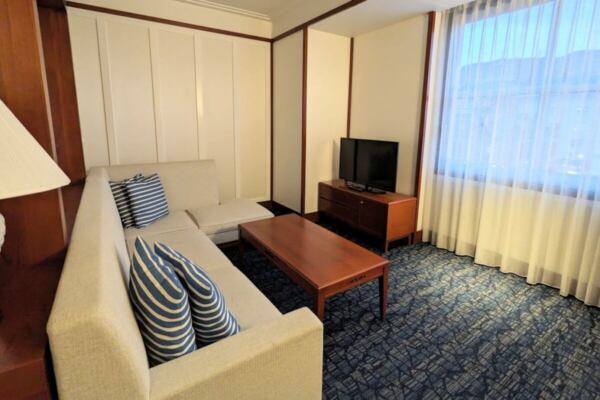 プレミアジュニアスイートのソファとテレビ