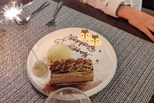 メッセージが書かれたデザート